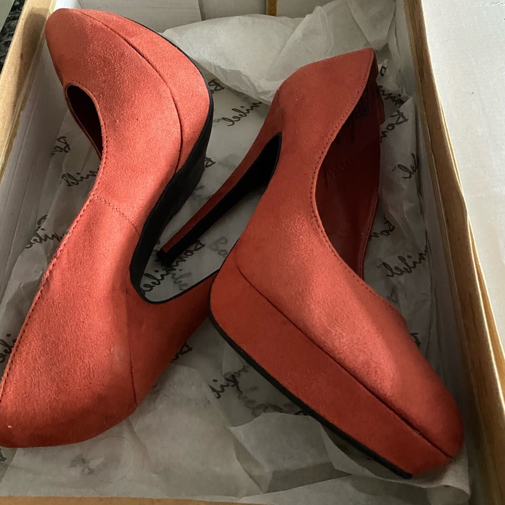 Velvet pumps
